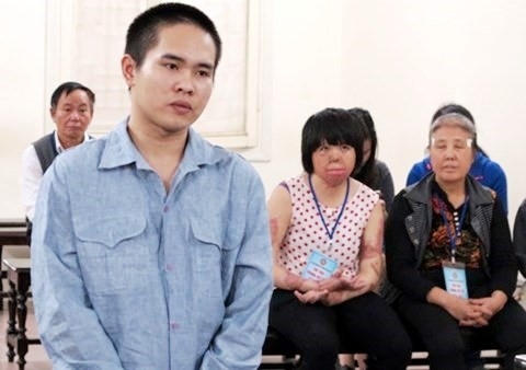 Chan dung ke thu ac tuoi xang dot vo mung 2 Tet hinh anh 2