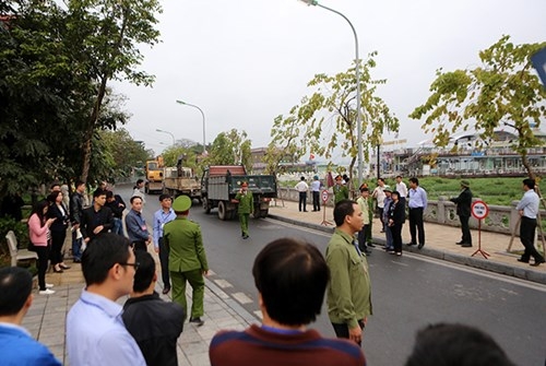 Hàng trăm người cưỡng chế, dỡ bỏ nhà nổi Hồ Tây ảnh 2