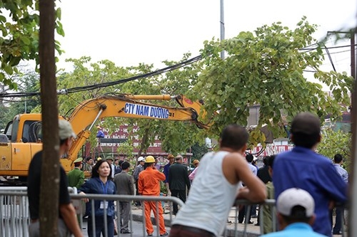 Hàng trăm người cưỡng chế, dỡ bỏ nhà nổi Hồ Tây ảnh 8