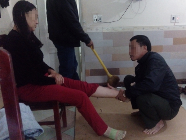  Thầy Thịnh kiểm tra chân cho bệnh nhân sau khi đắp thuốc.Ảnh: T.G 