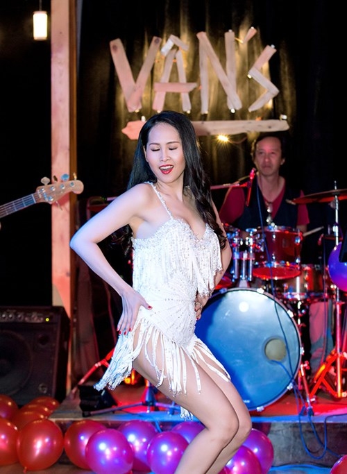 Minh Thư gái nhảy mặc sexy hát Con bướm xuân ngày trở lại ảnh 1
