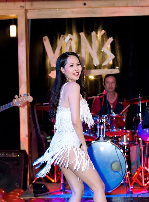 Minh Thư gái nhảy mặc sexy hát Con bướm xuân ngày trở lại ảnh 7