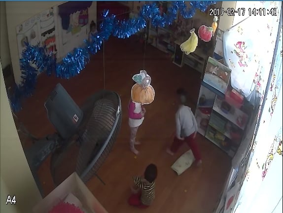  Cô gọi vệ sinh cho cháu, cháu xuống bữa phụ, xuống nhầm lớp năng khiếu (thời gian bắt đầu rời vị trí quay camera là 14h11. (Bé trai đang bước) 