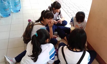 Nhiều học sinh hiện nay học 2 buổi/ ngày nhưng vẫn đi học thêm nên không có thời gian thể dục thể thao.