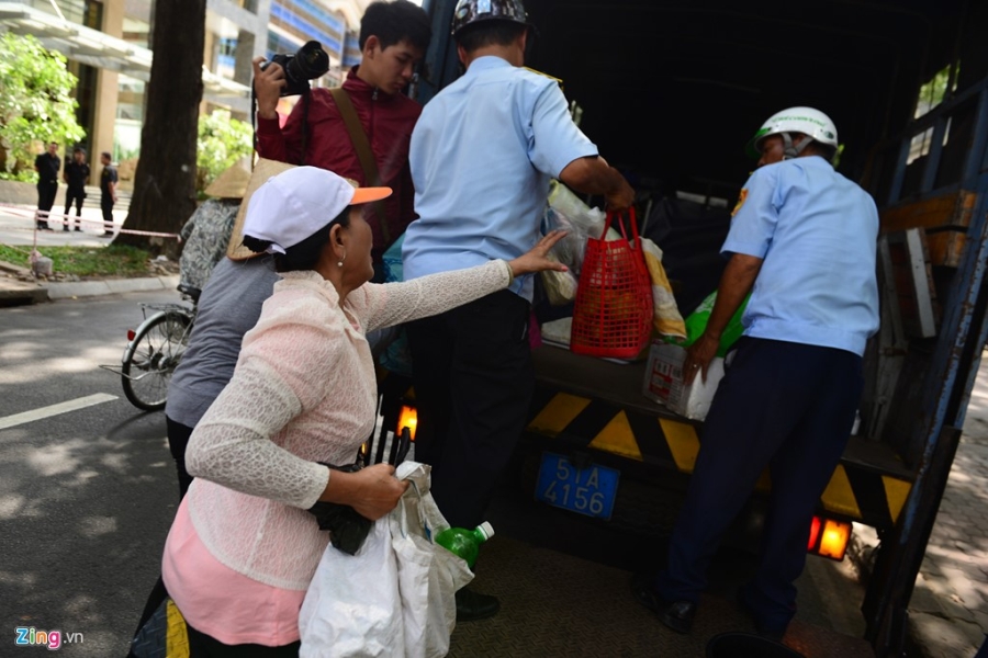 Quan 1 cho pha tuong lan via he cua van phong Bo Cong thuong hinh anh 14