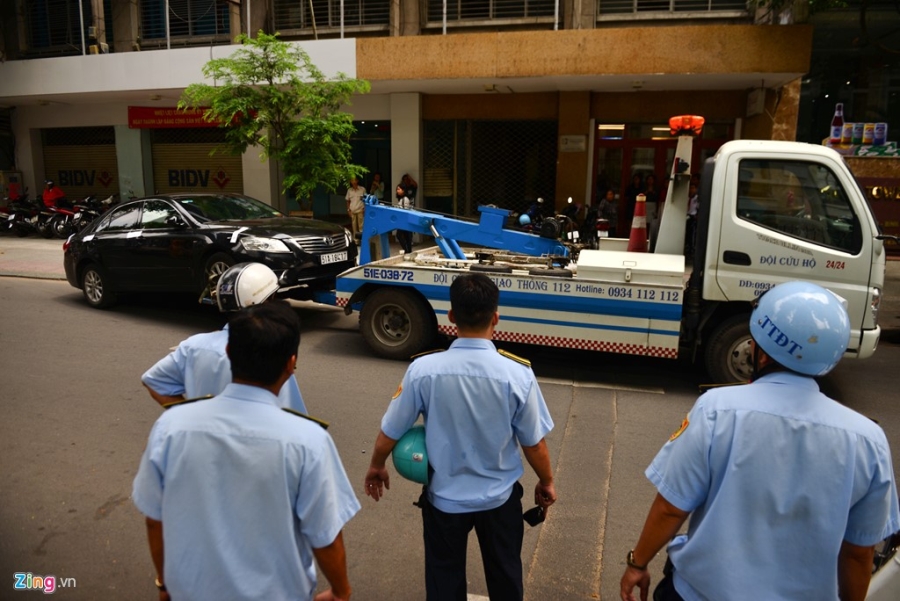 Quan 1 cho pha tuong lan via he cua van phong Bo Cong thuong hinh anh 15
