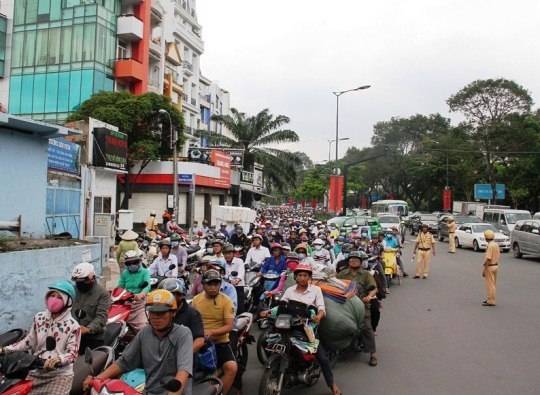  CSGT điều tiết tại giao lộ Trần Quốc Hoàn - Phan Thúc Duyện, cửa ngõ ra vào sân bay Tân Sơn Nhất 