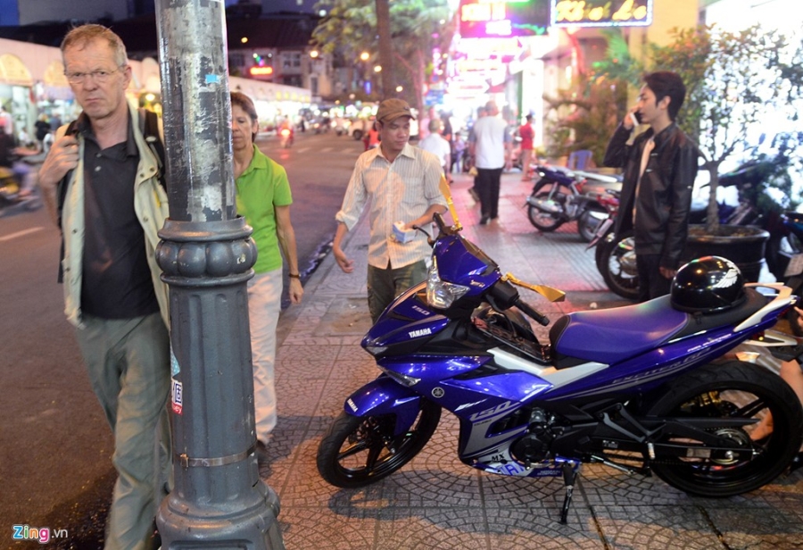 Via he quan 1 ep nguoi di bo xuong long duong luc len den hinh anh 3