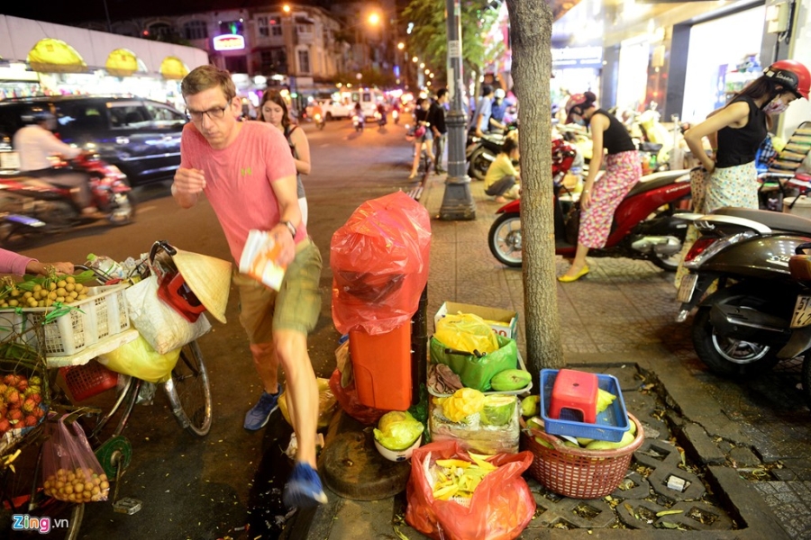 Via he quan 1 ep nguoi di bo xuong long duong luc len den hinh anh 4