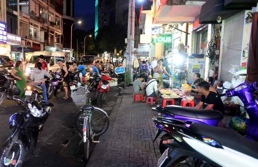 Vỉa hè quận 1 ép người đi bộ xuống lòng đường lúc lên đèn hình ảnh 5 Via he quan 1 ep nguoi di bo xuong long duong luc len den hinh anh 5