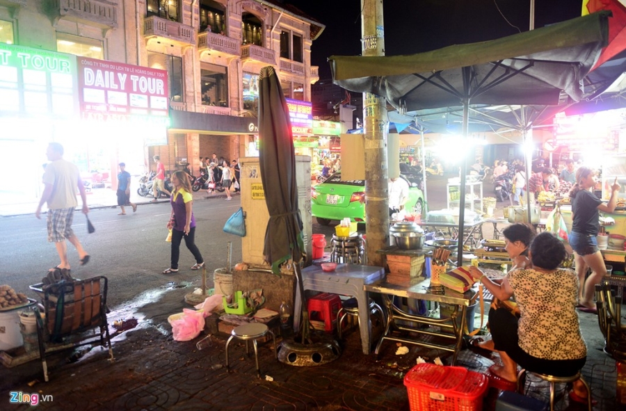 Vỉa hè quận 1 ép người đi bộ xuống lòng đường lúc lên đèn hình ảnh 6 Via he quan 1 ep nguoi di bo xuong long duong luc len den hinh anh 6