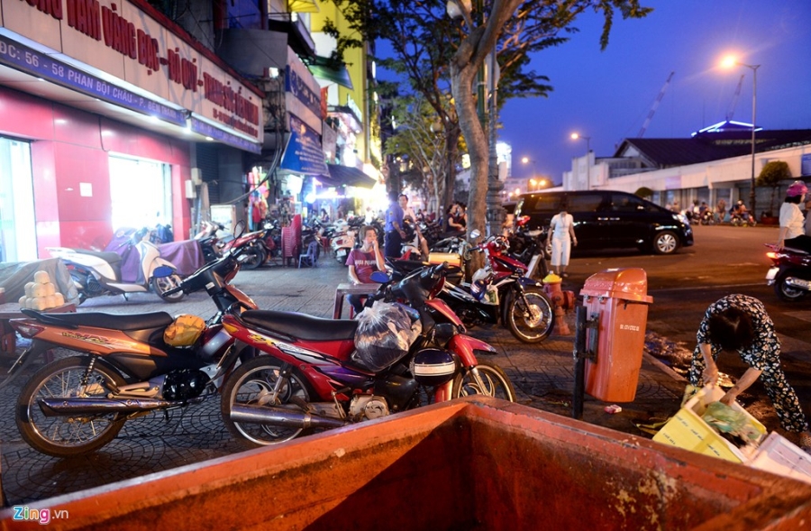 Vỉa hè quận 1 ép người đi bộ xuống lòng đường lúc lên đèn hình ảnh 7 Via he quan 1 ep nguoi di bo xuong long duong luc len den hinh anh 7