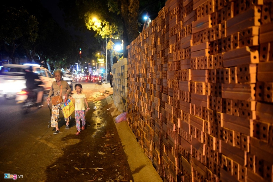 Vỉa hè quận 1 ép người đi bộ xuống lòng đường lúc lên đèn hình ảnh 10 Via he quan 1 ep nguoi di bo xuong long duong luc len den hinh anh 10