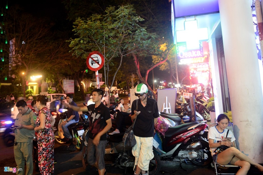 Vỉa hè quận 1 ép người đi bộ xuống lòng đường lúc lên đèn hình ảnh 11 Via he quan 1 ep nguoi di bo xuong long duong luc len den hinh anh 11