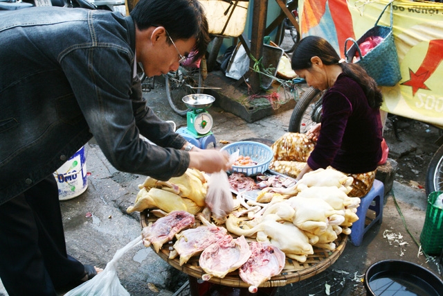  Khi chế biến gà, vịt cần nấu chín kỹ để đảm bảo sức khỏe cho cả gia đình. Ảnh: Chí Cường 