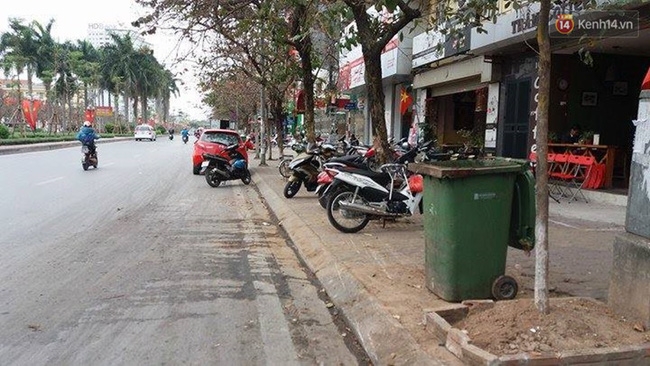 Hà Nội: Ô tô va chạm với xe máy, húc văng đôi nam nữ lên vỉa hè - Ảnh 2.
