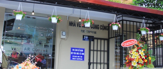Sáng 24-2, UBND quận 10 đã đưa vào sử dụng 2 nhà vệ sinh công cộng (NVSCC) không thu phí ở các khu vực đông người qua lại để giảm thiểu tình trạng tiểu bậy nơi công cộng. 2 nhà vệ sinh này do Công ty Dịch vụ công ích quận 10 phối hợp với một hãng cà phê xây dựng ở giao lộ Lê Hồng Phong – 3 tháng 2 và Lý Thái Tổ – 3 tháng 2. Cụ thể, hãng cà phê bỏ kinh phí xây dựng nhà vệ sinh trên mặt bằng của UBND quận 10. Nhà vệ sinh dành cho khách và người dân sử dụng miễn phí khi có nhu cầu. Theo hợp đồng có giá trị 5 năm, hãng cà phê vẫn phải trả tiền thuê mặt bằng cho UBND quận 10