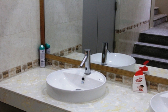 Bồn rửa tay tự động cùng xà bông và bình xịt khử mùi