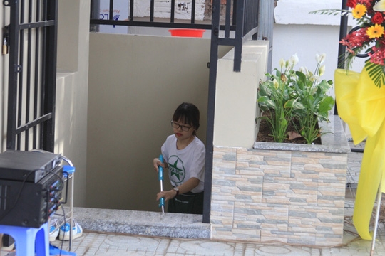 Nhân viên của quán cà phê sẽ có nhiệm vụ dọn dẹp, lau chùi để NVSCC được sạch sẽ