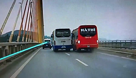  Hai xe khách lạng lách, chèn ép... nhau trên cầu Bãi Cháy (ảnh cắt từ video clip) 