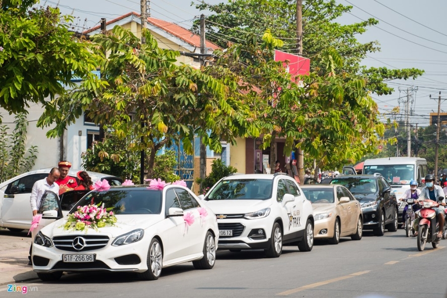Hoang Anh hon vo Viet kieu trong le cuoi o que hinh anh 3