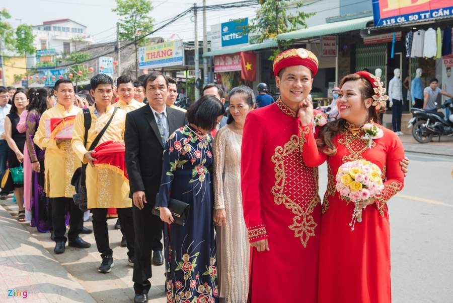Hoang Anh hon vo Viet kieu trong le cuoi o que hinh anh 4