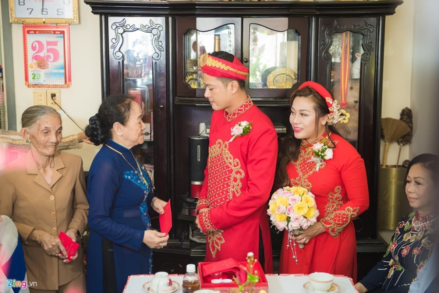 Hoang Anh hon vo Viet kieu trong le cuoi o que hinh anh 8