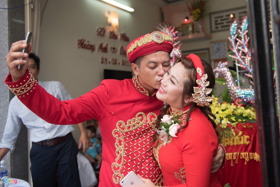 Hoang Anh hon vo Viet kieu trong le cuoi o que hinh anh 10