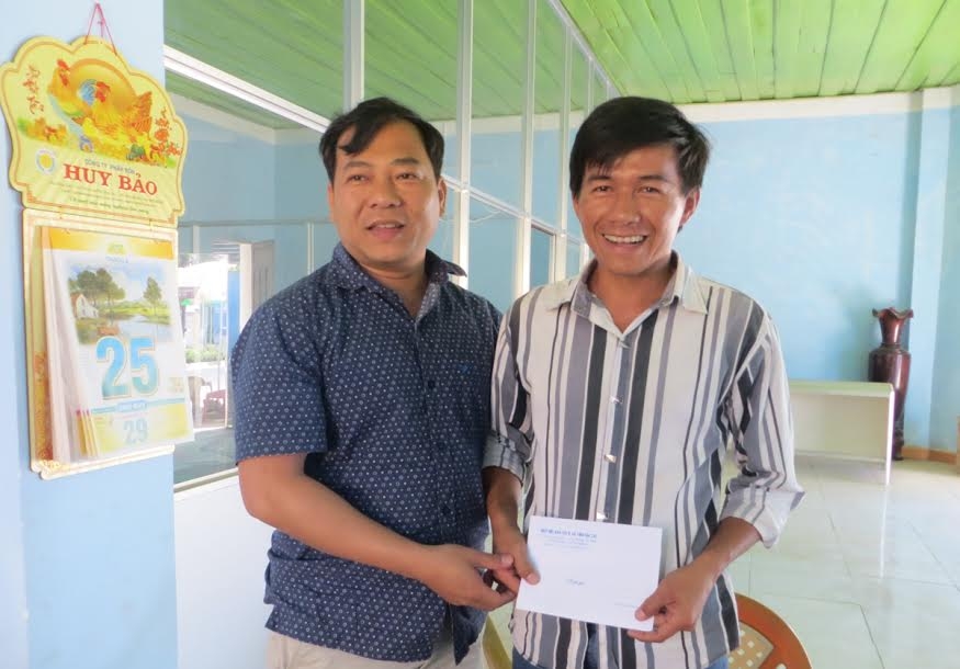vu xe khach mat thang o deo lo xo: ho tro nong lai xe container hinh anh 1