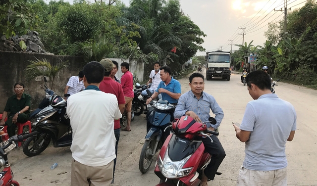 Từ chiều đến tối 25/2, rất đông người dân tập trung trên đường vào mỏ đá Tân Cang để dựng rào chắn, ngăn chặn xe ben ra vào mỏ đá.