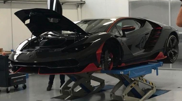Tiểu vương Ả-Rập mua chiếc siêu xe Lamborghini Centenario đầu tiên - Ảnh 4.