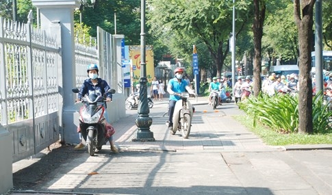 Barie vỉa hè Sài Gòn được tháo bớt, xe máy lại leo lề phóng vun vút - ảnh 3