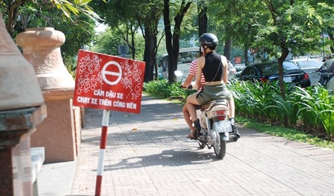 Barie vỉa hè Sài Gòn được tháo bớt, xe máy lại leo lề phóng vun vút - ảnh 5