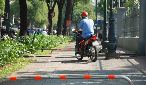Barie vỉa hè Sài Gòn được tháo bớt, xe máy lại leo lề phóng vun vút - ảnh 7
