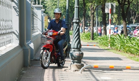 Barie vỉa hè Sài Gòn được tháo bớt, xe máy lại leo lề phóng vun vút - ảnh 8
