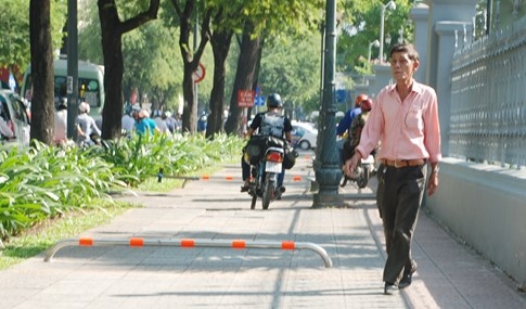 Barie vỉa hè Sài Gòn được tháo bớt, xe máy lại leo lề phóng vun vút - ảnh 9