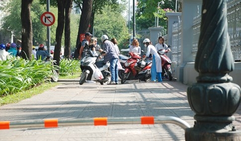Barie vỉa hè Sài Gòn được tháo bớt, xe máy lại leo lề phóng vun vút - ảnh 10