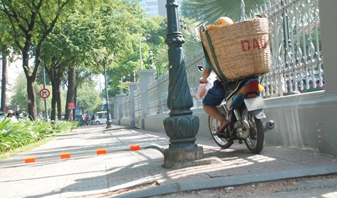 Barie vỉa hè Sài Gòn được tháo bớt, xe máy lại leo lề phóng vun vút - ảnh 11