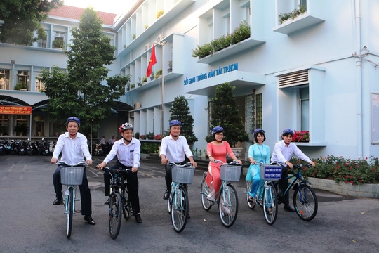  Lãnh đạo, cán bộ Sở GTVT TP HCM đi xe đạp sau lễ chào cờ sáng 27-2 