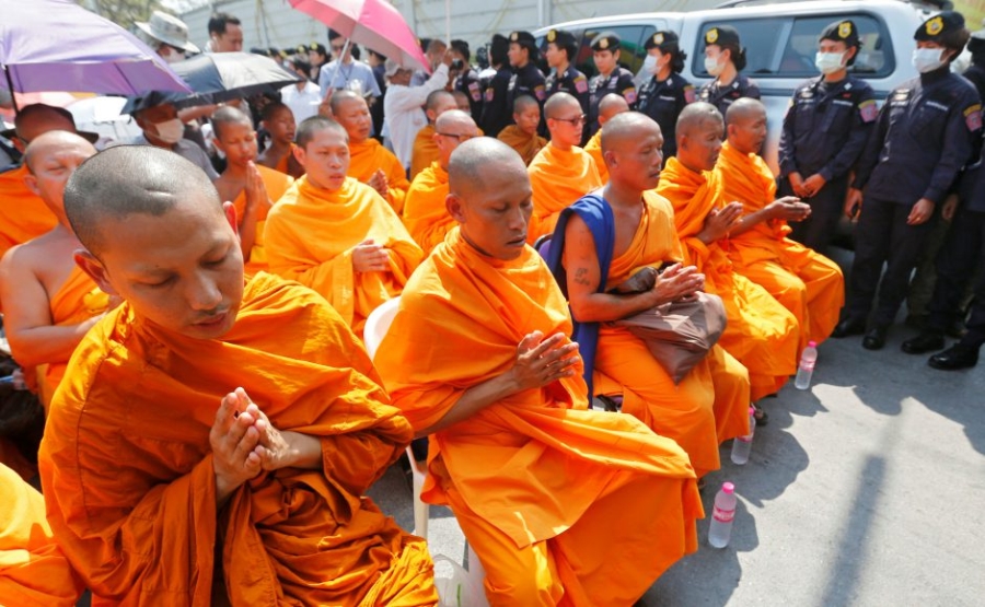 dien bien bat ngo vu nha su thai lan bi 4000 canh sat vay hinh anh 3