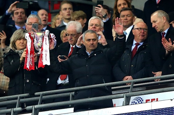 Mourinho sanh ngang Alex Ferguson o League Cup hinh anh 1
