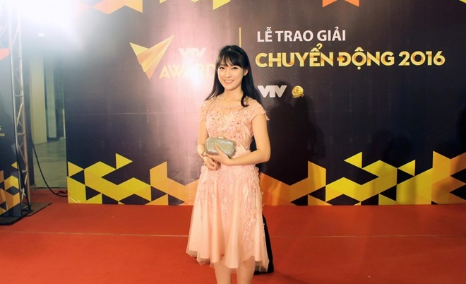 Nu sinh noi 7 thu tieng phien dich Oscar tren truyen hinh hinh anh 4