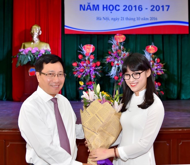 Nu sinh noi 7 thu tieng phien dich Oscar tren truyen hinh hinh anh 5