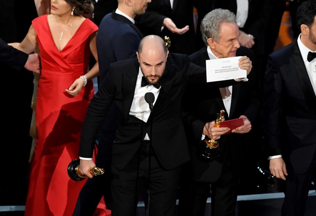 Oscar 2017: Ngoài lỗi sai ngớ ngẩn nhất lịch sử thì còn có những khoảnh khắc này! - Ảnh 1.