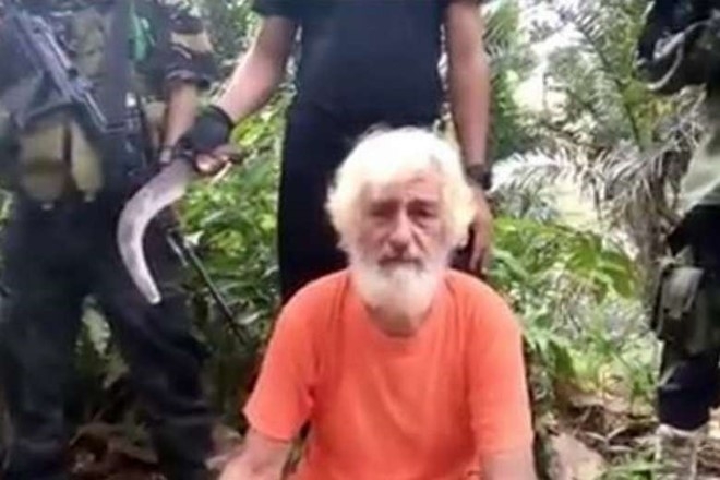 Phien quan Abu Sayyaf o Philippines chat dau con tin Duc hinh anh 1