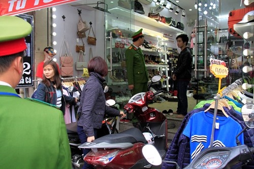 Sau TPHCM, Hà Nội “ra quân” lấy lại vỉa hè ảnh 1