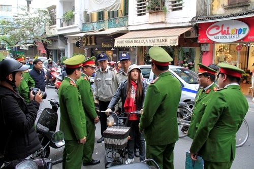 Sau TPHCM, Hà Nội “ra quân” lấy lại vỉa hè ảnh 8