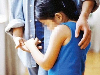 be gai bi anh ho xam hai luc ngu chung hinh anh 1