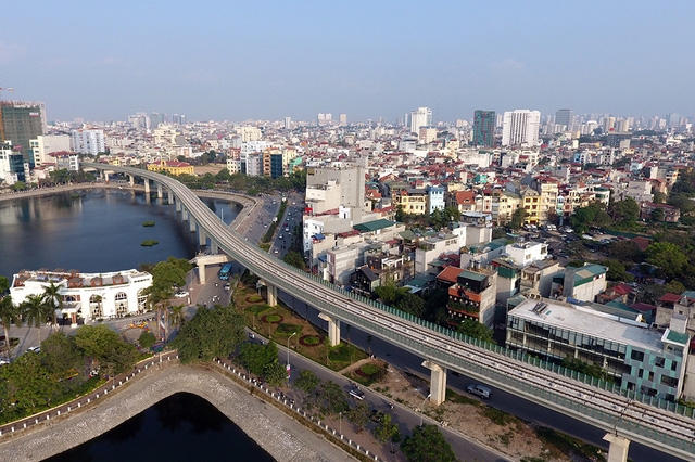  Bộ mặt Hà Nội có nhiều thay đổi khi 2 tuyến đường sắt đô thị đi vào khai thác (ảnh: Mạnh Thắng). 