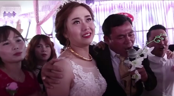 Clip: Xúc động khoảnh khắc người cha rơi nước mắt trong ngày con gái lên xe hoa - Ảnh 2.